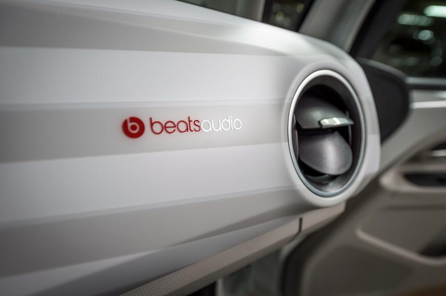 Детали интерьера Volkswagen up! beats 5-Door 2016 года  (фото 6 из 11)